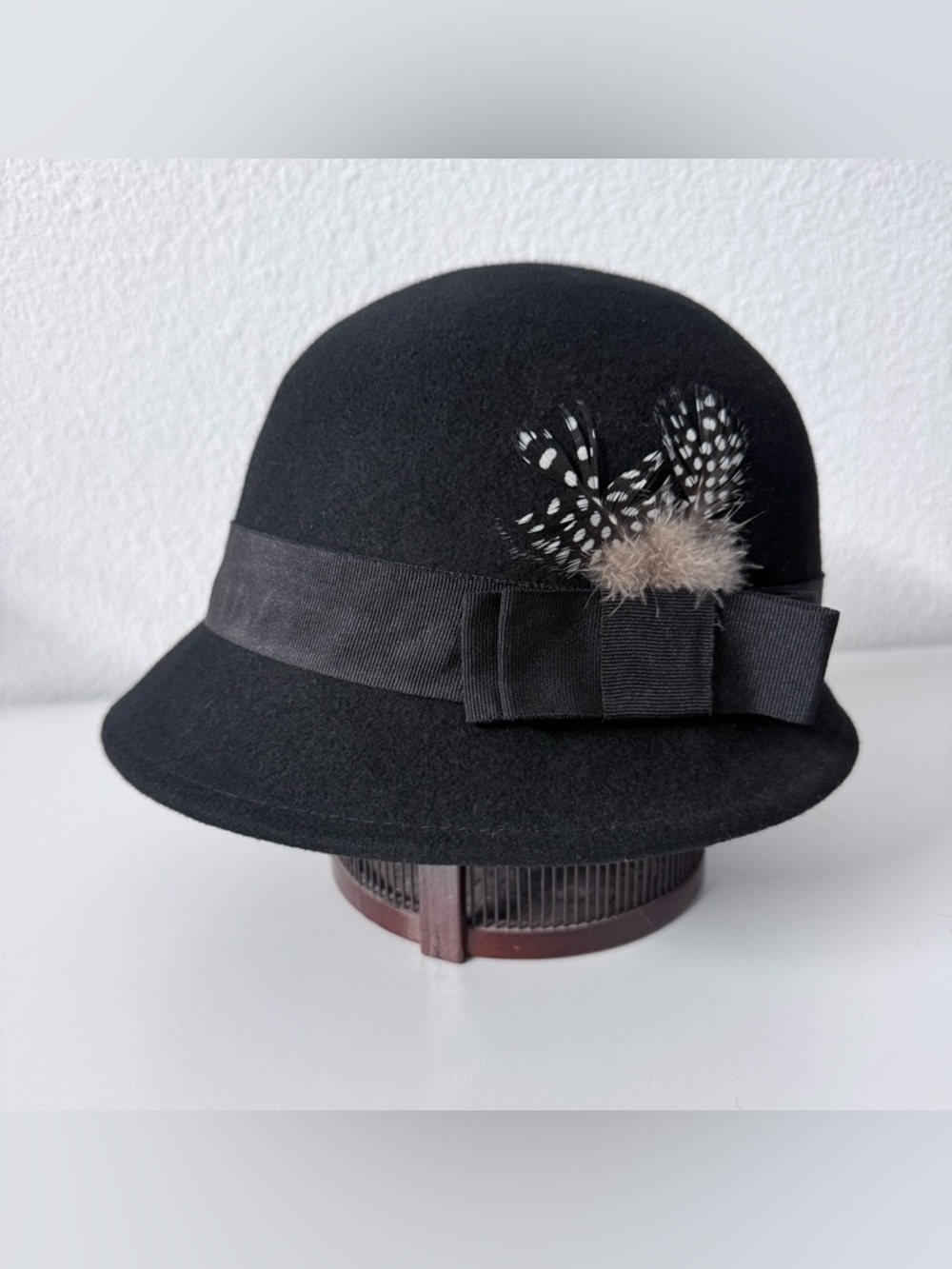 Epoch Angela William Black 100% Wool Cloche Hat Feather Bow Flapper Vintage 20s